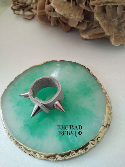 Original Bague cuir Gris avec pendentif spike cone en acier inoxydable Argente T. 7.5cm Bad Rebel  